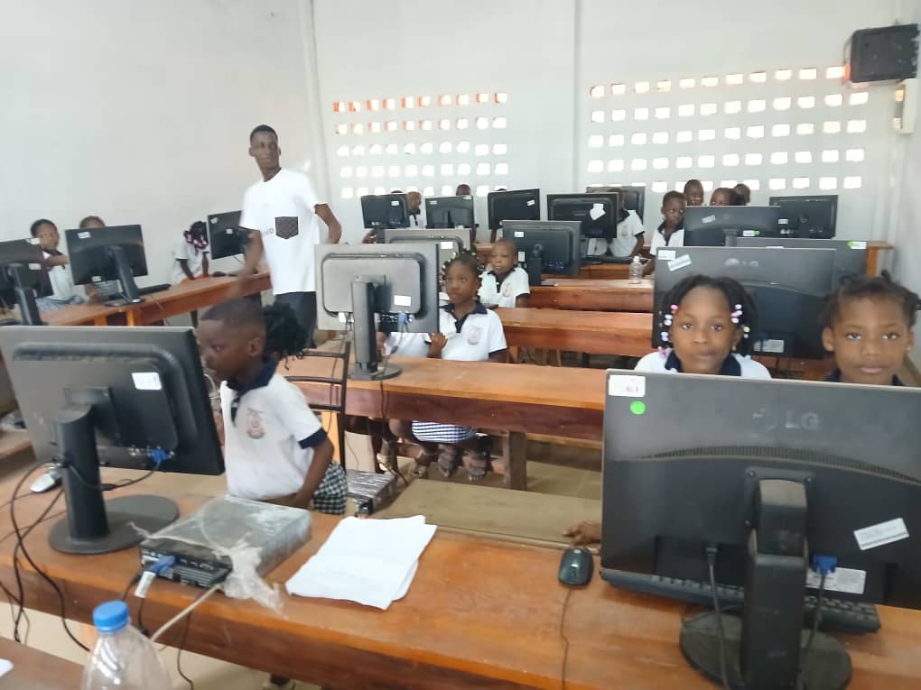 Salle multimédia à l'École Primaire Nayeba de Dabou
